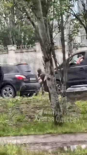 Одесса. Людолов вытолкал ногами мужчину из машины.