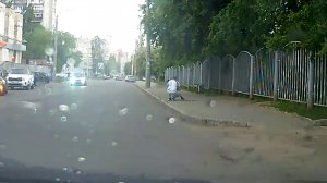 Воронеж: Трогательный момент: Человек помог птенцу....