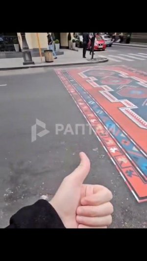 Выткнули ковры вместо зебры! 🤯 Пешеходный переход 2.0 в Ереване RuViral
