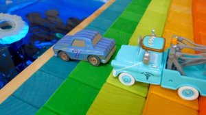 Игрушечные машинки спускаются по радужным ступенькам прямо в воду♪ Видео детям