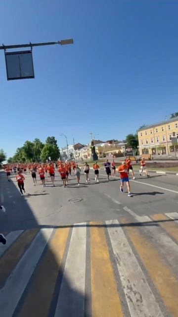 На улицы Ульяновска выпустили бегунов  Имейте в виду, из-за забега дороги в центре перекрыты до вече
