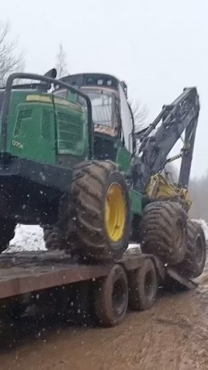 John Deere 1270e заходит на трал.
