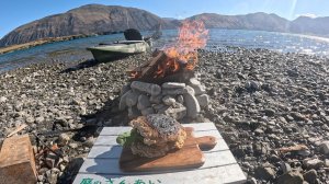 Одиночный кемпинг и строительство каменной печи на берегу озера