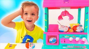 Влад и Никита играют с игрушечным автоматом-сюрпризом.