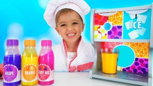 Влад и Никита играют в игрушечное кафе с друзьями