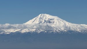 А где-то горы, горы, А за ними нивы, Армения моя.