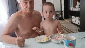 23.05.26. Что купили в Детском мире. Бабулин помошник. Завтракает с дедом. Подарок от мужа.