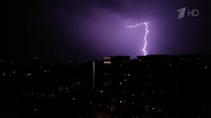 На Москву обрушился мощный циклон с грозами и ливнем.