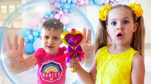 Диана играет с волшебной палочкой-расчёской