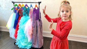 Mania Dress Up in a Strange dress - Youtube