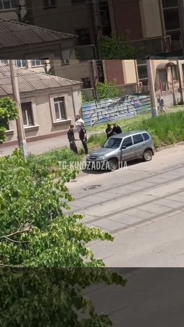 Парни вступились за ухилянта, но были забрызганы газом.