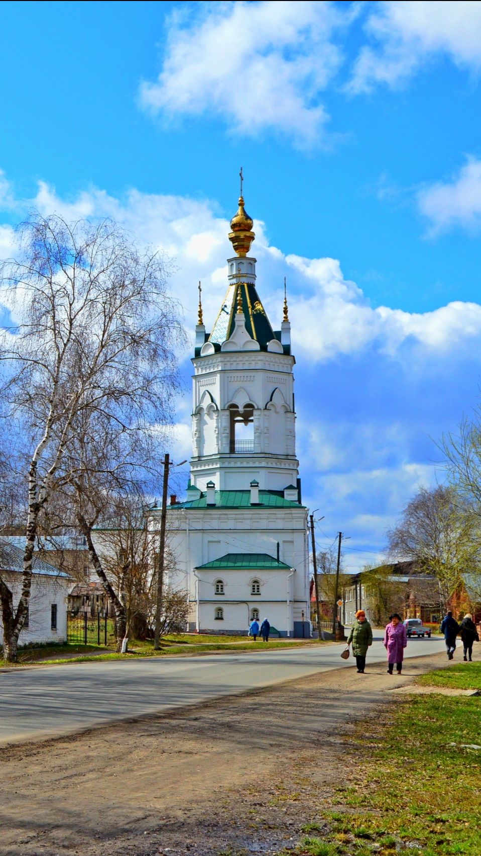 Мимо белых стен и дальше