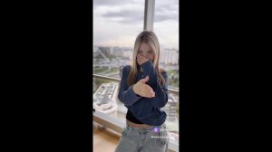 Девушка у воды