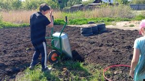 Закончили отсыпать огород.Высадили томаты.Небольшие покупочки .