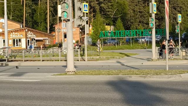 Жуткая авария с мотоциклом и газелью в Екатеринбурге 22.05.2026 Академ 19:30 Осторожнее на дорогах.