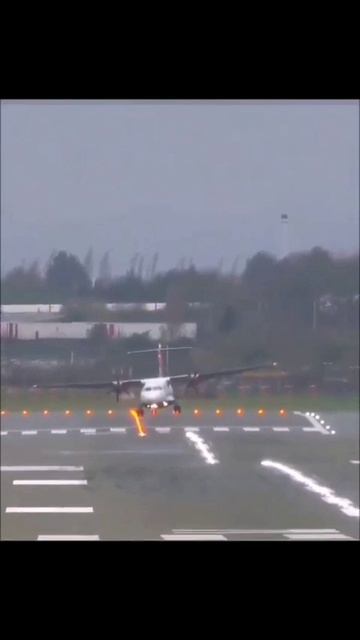 Заход ATR 72 на посадку смотреть онлайн