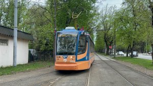 «Встреча» трамваи «морковка» КТМ-23 (71-623-02) №2606 и 2610 в Москве, май 2026 года