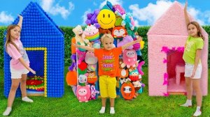 Крис и его друзья украшают игровые домики для детей