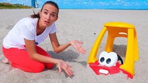 Влад и мамочка отдыхают на море.