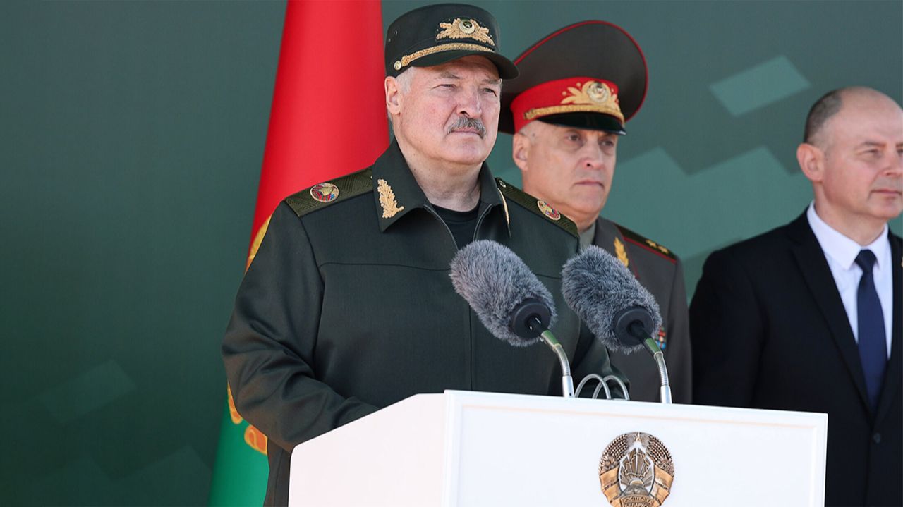 Лукашенко принял участие в церемонии принятия военной присяги