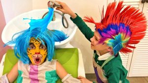 Vania and Mania play beauty salon and makeup