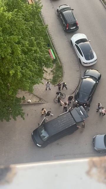 Львов. Народ отбил мужчину у оккупантов, чем спас его жизнь 1