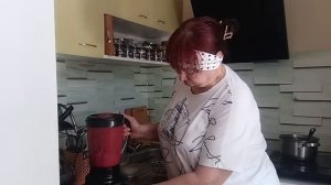 Три поколения-- И снова дождь а мы готовим, мороженое.