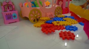Диана и Рома играют с конструктором