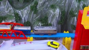 Машинки и поезда☆ пожарная часть с  автобусом и гоночной трассой с двумя горками Видео детям