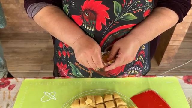 Выпекаем клубничный торт.