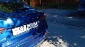 «Экран» бросает окурки во дворе города