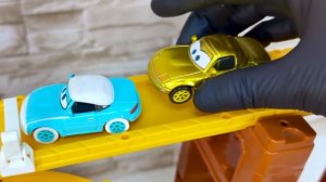 ☆ Tiny Cars спускаются по трамплину Tomica и падают в воду! Видео детям😍