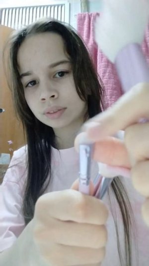 мою кисточки для макияжа.