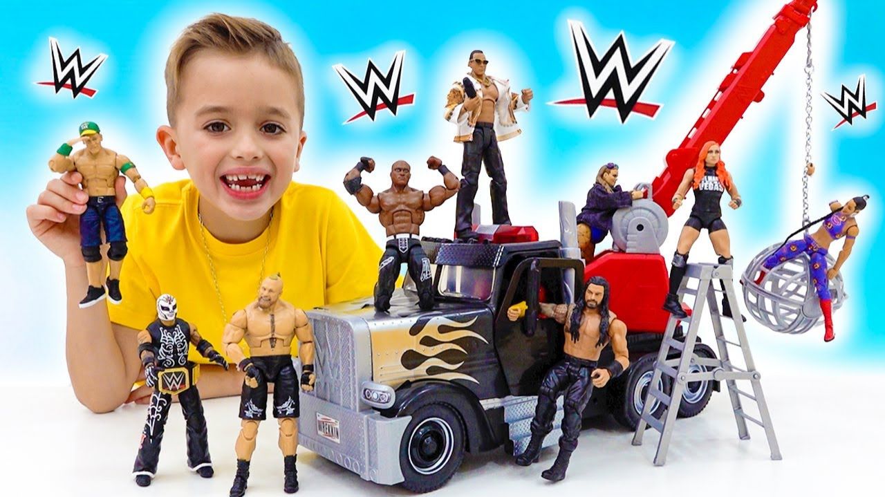 Влад и Ники вместе занимаются спортом с игрушками WWE и становятся сильнее