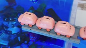 Машинки-игрушки🚚 взбираются по пандусу и падают в воду! Видео детям