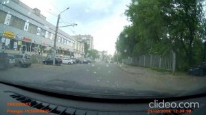 Воронеж: Трогательный момент: Человек помог птенцу....