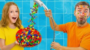 Настя принимает душ с конфет