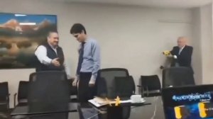 Мэр Лимы испытал электрошокер на своём советнике