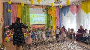 Вот таким задорным танцем, поздравили НАШИ МАЛЫШИ, выпускников детского сада!!!