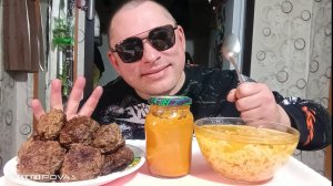 мукбанг/жареные котлеты и Доширак/