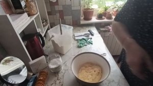 Купила в магазине продукты.