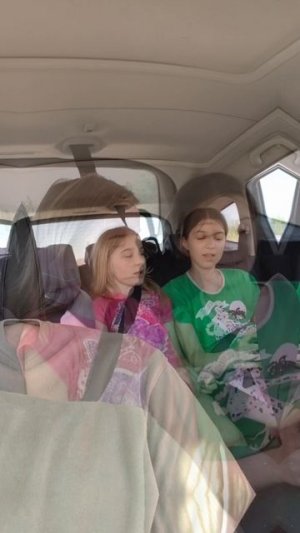 Едем с дачи. Девчонки поют свои любимые песни...