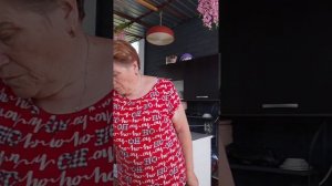 Занимаемся делами,чистим грядки с цветами.