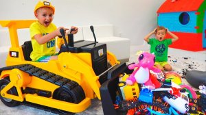 Влад и Никита играют с игрушками, катаются на экскаваторе