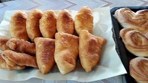 Тот самый вкус детства жареные , хрустящие пирожки и плюшки.