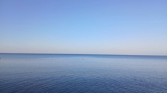 Ровная гладь воды на Чёрном море рядом с горой Алчак-Кая в Крыму
