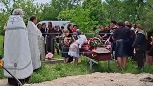 Похороны одной из погибших при атаке ВСУ на колледж в ЛНР