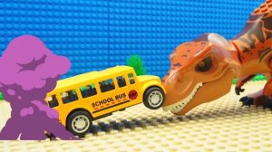 LEGO Мир Юрского периода Т‑Рекс сражается с экскаватором и полицейскими машинами