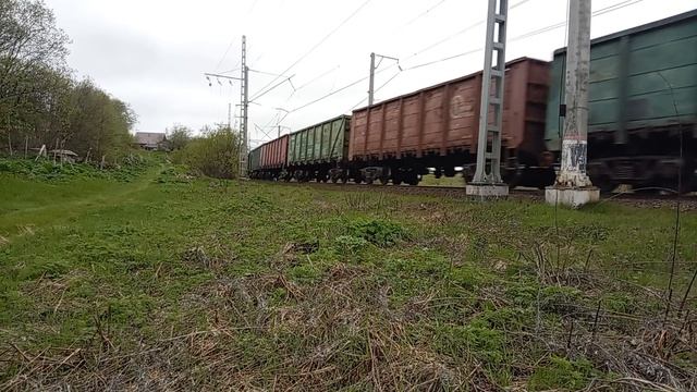 3ЭС5К-892 с грузовым поездом проезжает мимо смотреть онлайн