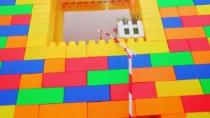 Влад играют в игры с мамой в лего домике))).